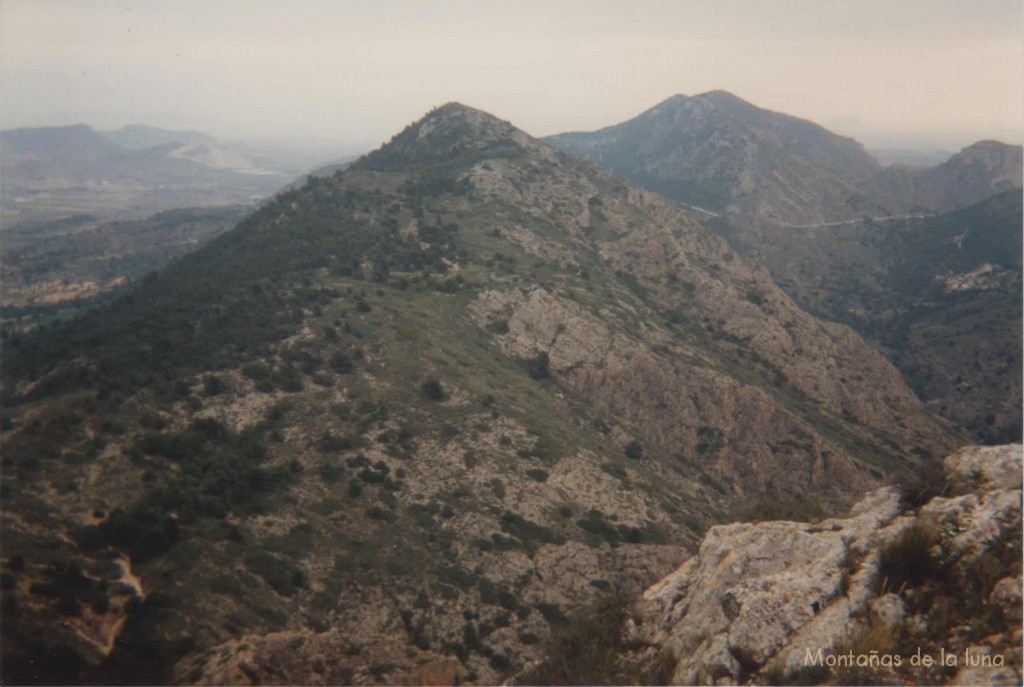 En el centro el San Yuri y al fondo La Vella desde la cima del San Cayetano